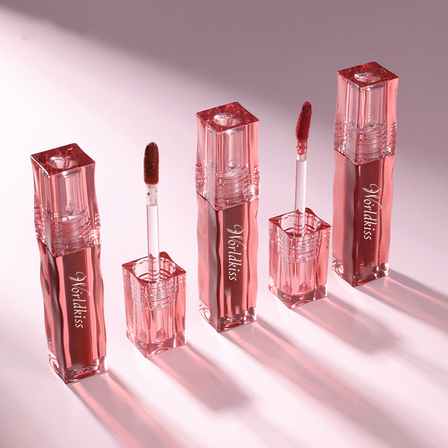 Cosmétiques brillants à lèvres à texture douce et légère avec formule biologique